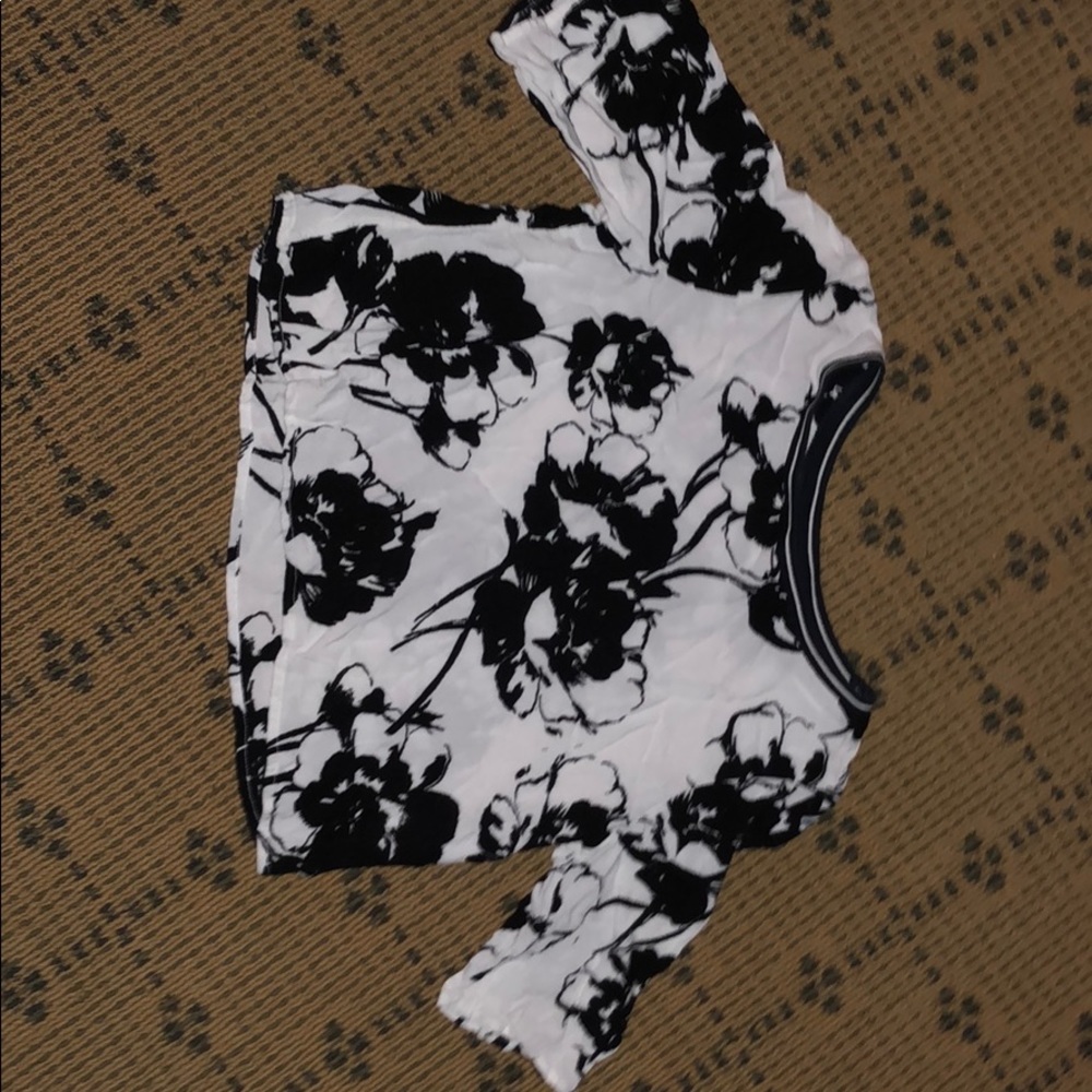 Abercrombie&Fitch floral black and why cropped tee